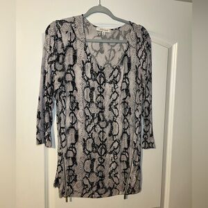 Ellen Tracy Snake Animal Print Top with Zippers Size Medium